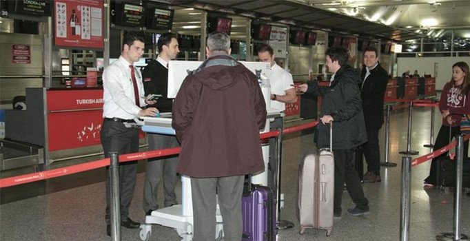 Londra İstanbul'dan kalkan uçakta yeni yasağı uygulamadı