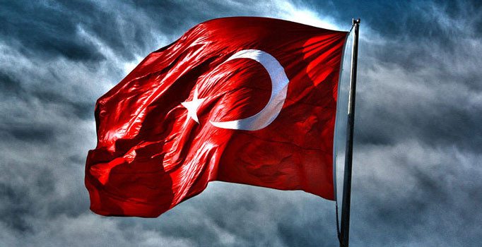 Üsküp Büyükelçisi Tülin Erkal Kara'nın makam aracındaki Türk bayrağına saldırı girişimi