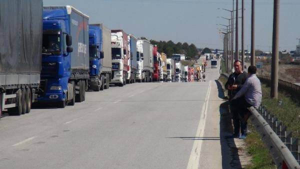 Bulgaristan işlemleri yavaşlattı, sınırda 7 kilometre TIR kuyrukları oluştu