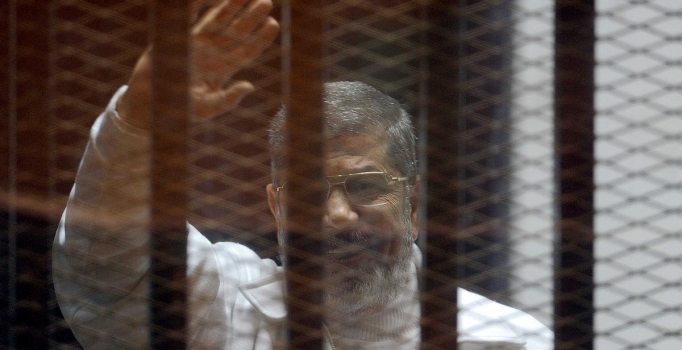 Darbe mahkemesinden Mursi'ye 20 yıl hapis cezası