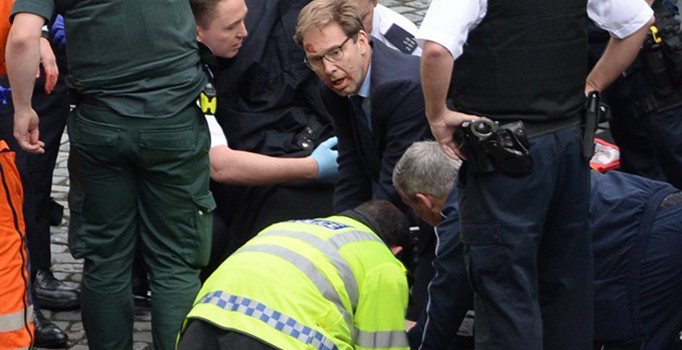 Bıçaklanan polise ilk müdahale İngiliz bakandan