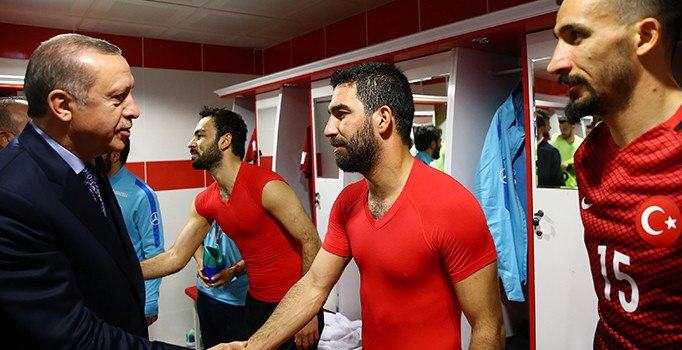 Erdoğan Antalya'da Türkiye'nin Finlandiya ile yaptığı maçı izledi