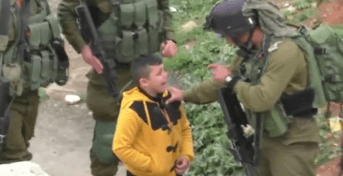 İsrail askerleri 8 yaşındaki Filistinliyi gözaltına almak istedi