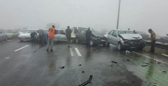 İran'da meydana gelen zincirleme kazada yüzlerce araç birbirine girdi