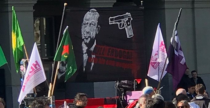 İsviçre'de terör örgütü PKK pankartla Erdoğan'ı hedef gösterdi