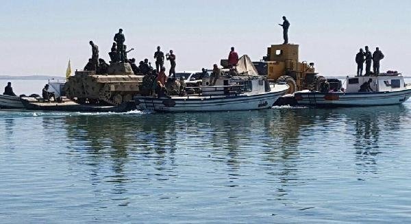 PKK'nın Suriye'deki uzantısı YPG'nin paravanı DSG, tankları ve iş makinalarını Fırat'tan geçirdi