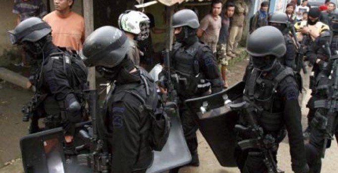 Endonezya’da çiftçilerden çimentolu protesto