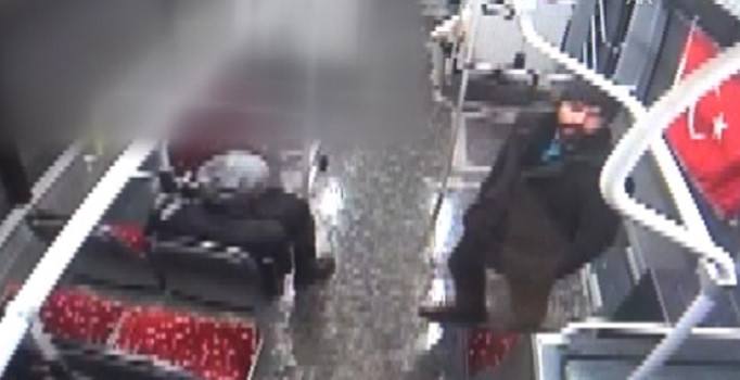 Belediye otobüsündeki Türk bayrağına çirkin saldırının görüntüleri ortaya çıktı