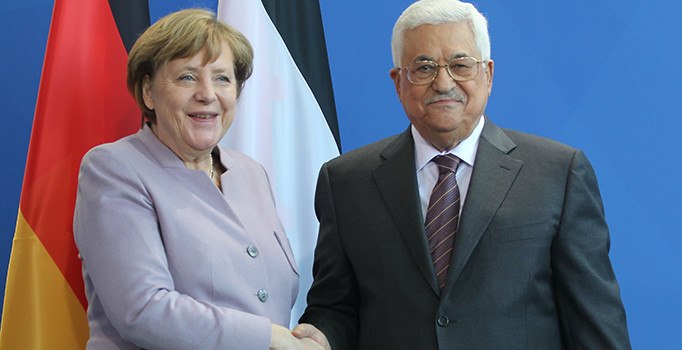 Almanya'da Filistin Devlet Başkanı Abbas'a ödül