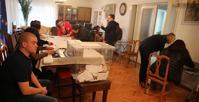 Bulgaristan'da koalisyon gözüktü, DOST barajı aşamadı