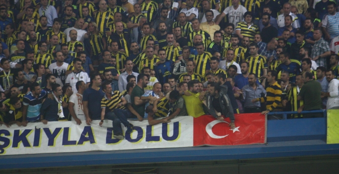 Fenerbahçe Molde maçında tribünlerde kavga çıktı