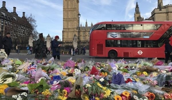 Londra'da parlamento binası önüne binlerce çiçek bıraktılar