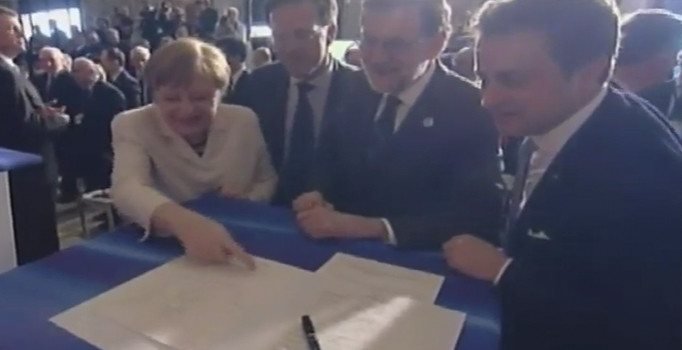 Rum liderin imzası Merkel'i güldürdü