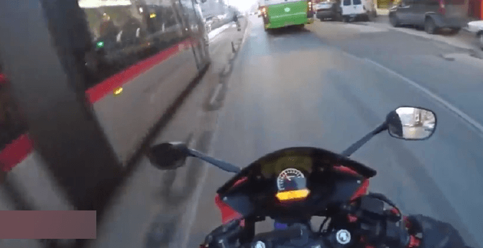 Motosikletiyle tramvaya kafa tutan adam | Video izle