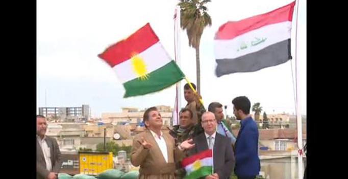 Türkmen kenti Kerkük'e IKBY bayrağı astılar