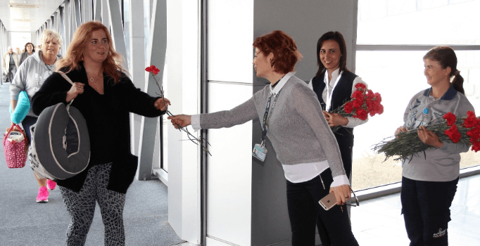 İngiliz turistlere Bodrum'da karanfilli karşılama