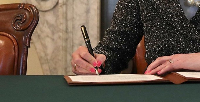 İngiltere Başbakanı May 'Brexit' mektubunu imzaladı