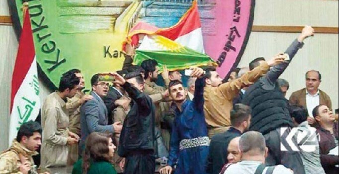 Kürt bayrağı krizinin ardından sert açıklama: Silahlar konuşur