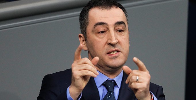 Özdemir'in 'beğenmeyen ülkesine gitsin' sözlerine genç kadından sert tepki