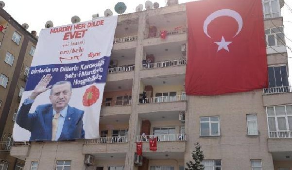 Erdoğan, Mardin'de 4 dilde pankartla karşılandı