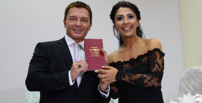 Spiker Burak Törün'ün 
eşi siyah gelinlik giydi