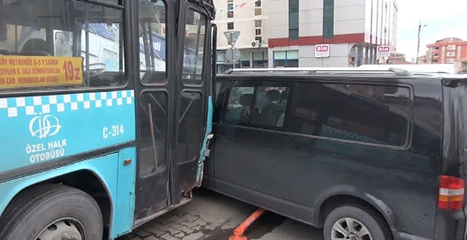 Halk Otobüsü, direk, 3 araba, ATM'ye çarparak durabildi