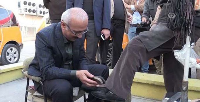 Bakan Lütfi Elvan, ayakkabı fırçaladı