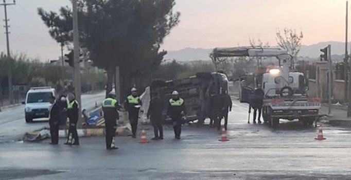 Otomobille çevik kuvvet minibüsü çarpıştı: 7'si polis 9 yaralı