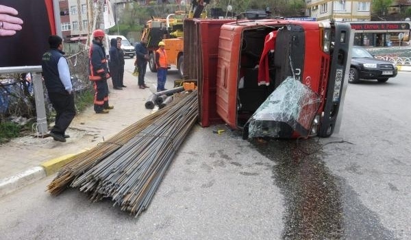Demir yüklü kamyonet devrildi: 2 yaralı
