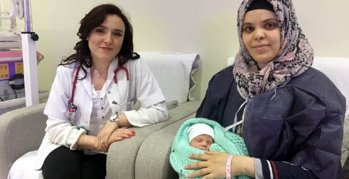 Batan bottan kurtarıldıktan sonra kız bebek dünyaya getirdi