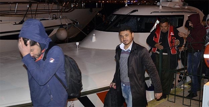 Bodrum'da 30 kaçak, tekne batarken kurtarıldı