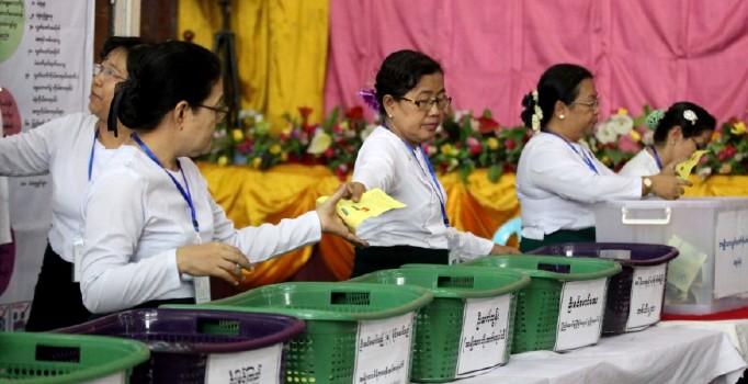 Myanmar'da ara seçim düzenleniyor
