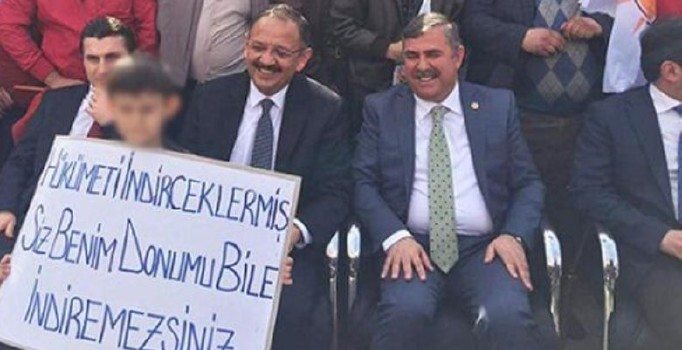 Bakan Özhaseki'den çok tartışılan pankartla ilgili açıklama geldi