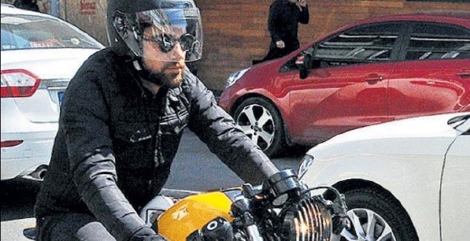 Plakasız motosikletiyle havanın tadını çıkarıyor