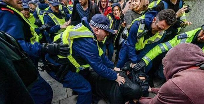 Londra'da terör protestosunda olay çıktı