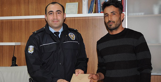 Hamallık yapan vatandaş bulduğu parayı polise teslim etti | Mersin haberleri