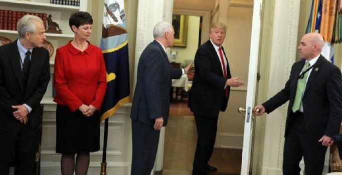 ABD Başkanı Donald Trump odayı aniden terk edince herkes bakakaldı