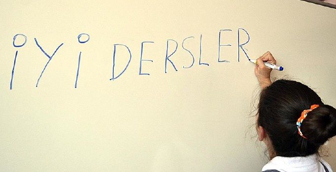 MEB: Önce dik temel harfler öğretilecek 3. sınıfta el yazısına geçilecek