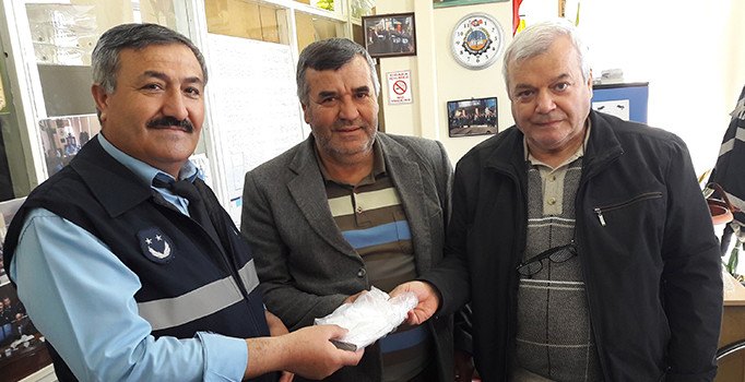 Sokakta bulduğu 10 bin lirayı zabıta ekiplerine teslim etti | Bursa haberleri