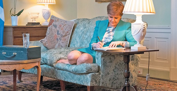 İskoç liderin pozu İngilizleri kızdırdı