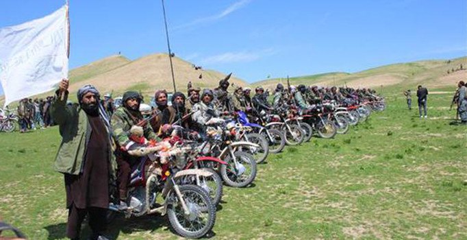 Afganistan'da 200 Taliban üyesi teslim oldu