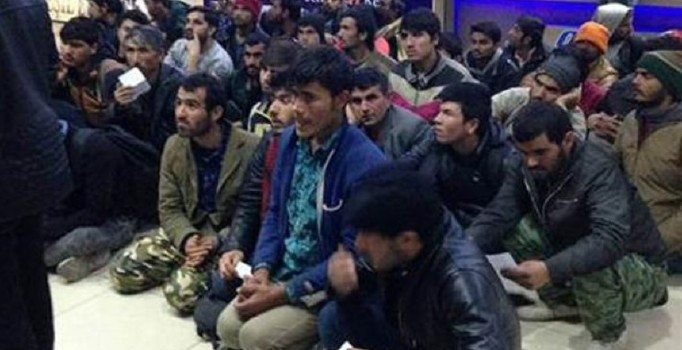 Afgan mülteciler Van'da spor salonlarına yerleştirildi