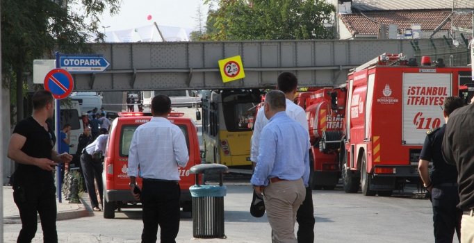 İETT otobüsü 
üst geçide çarptı: 26 yaralı