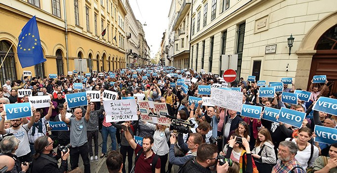Macaristan'dan Almanya'ya ve ABD'ye üniversite yasası notası