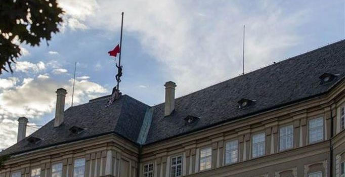 Cumhurbaşkanlığı Sarayı'nın gönderine kırmızı don çektiler