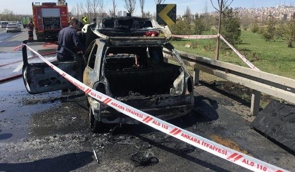 Ankara'da seyir halindeki otomobil alev alev yandı