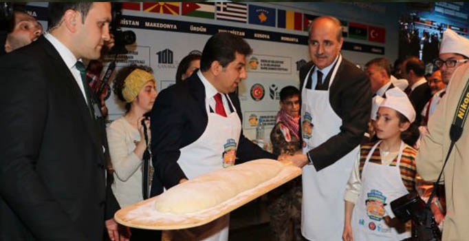 Numan Kurtulmuş çocuklarla 'Barış Ekmeği' yaptı