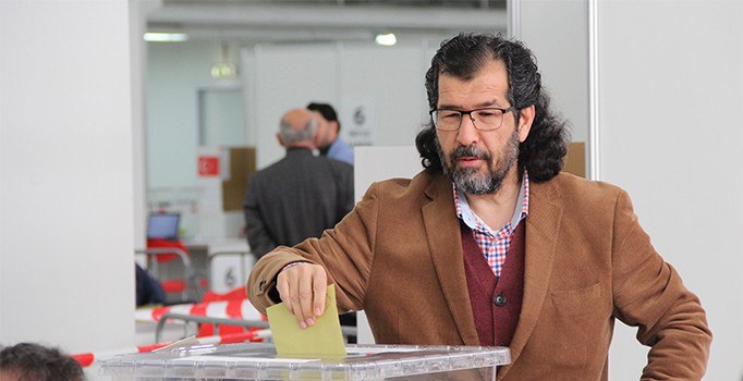 Hollanda'da oy verme işlemi başladı