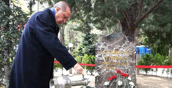 Cumhurbaşkanı Erdoğan'dan Türkeş'in mezarına sürpriz ziyaret