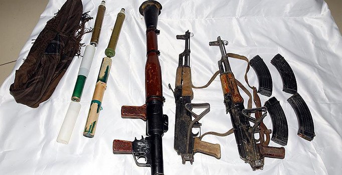 Van'da toprağa gömülü silah ve mühimmat bulundu